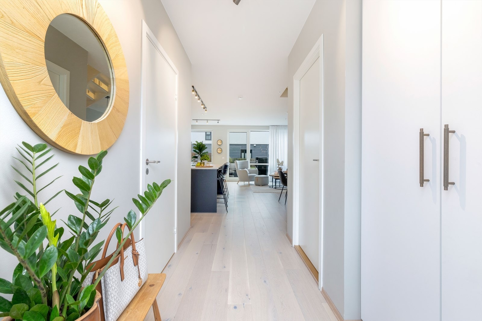 Leiligheten framstår som lys og pen med fine, topp moderne overflater. Galleribilde