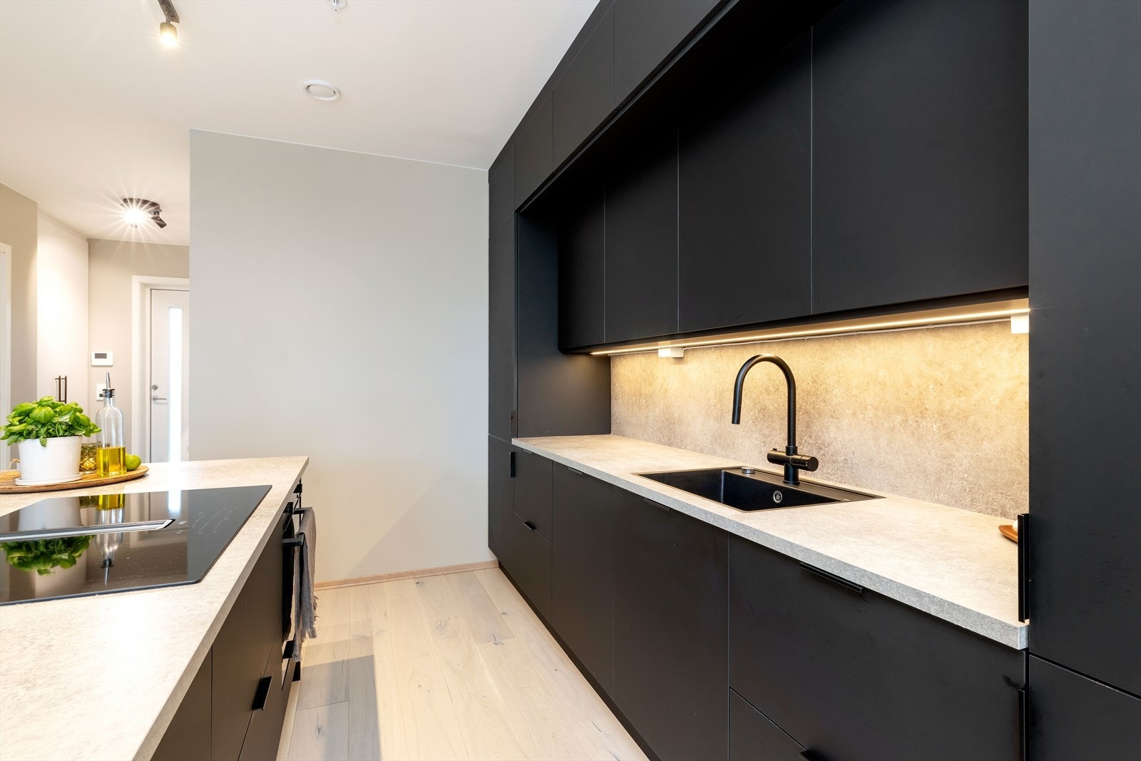 Svært god skap- og benkeplass, samt integrerte hvitevarer. Galleribilde