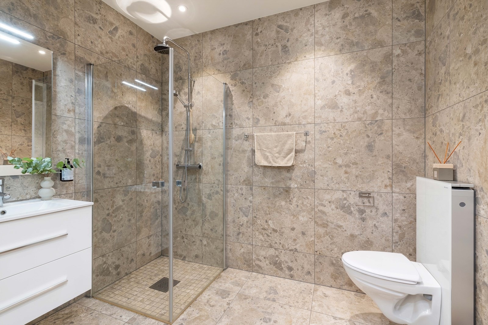 I første etasje finner du et pent bad med svært påkostede fliser på gulv og vegger. Galleribilde