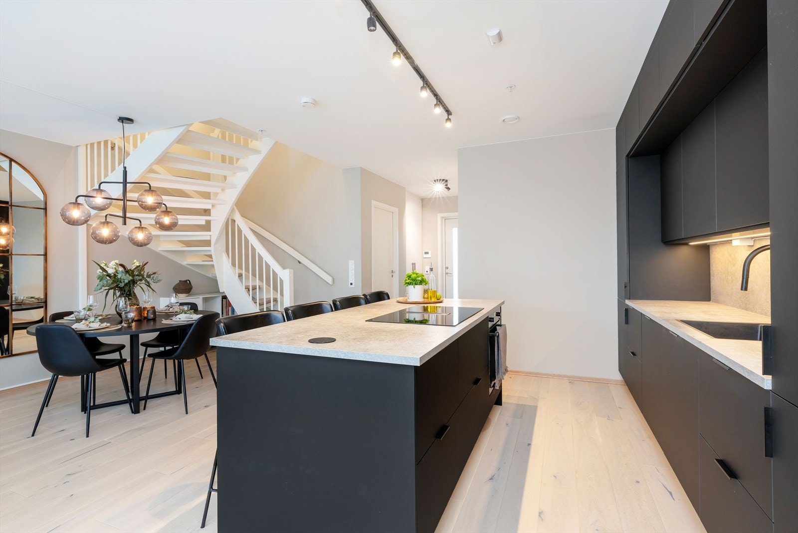 Kjøkkenet er åpent mot spisestuedelen av stuen. Galleribilde