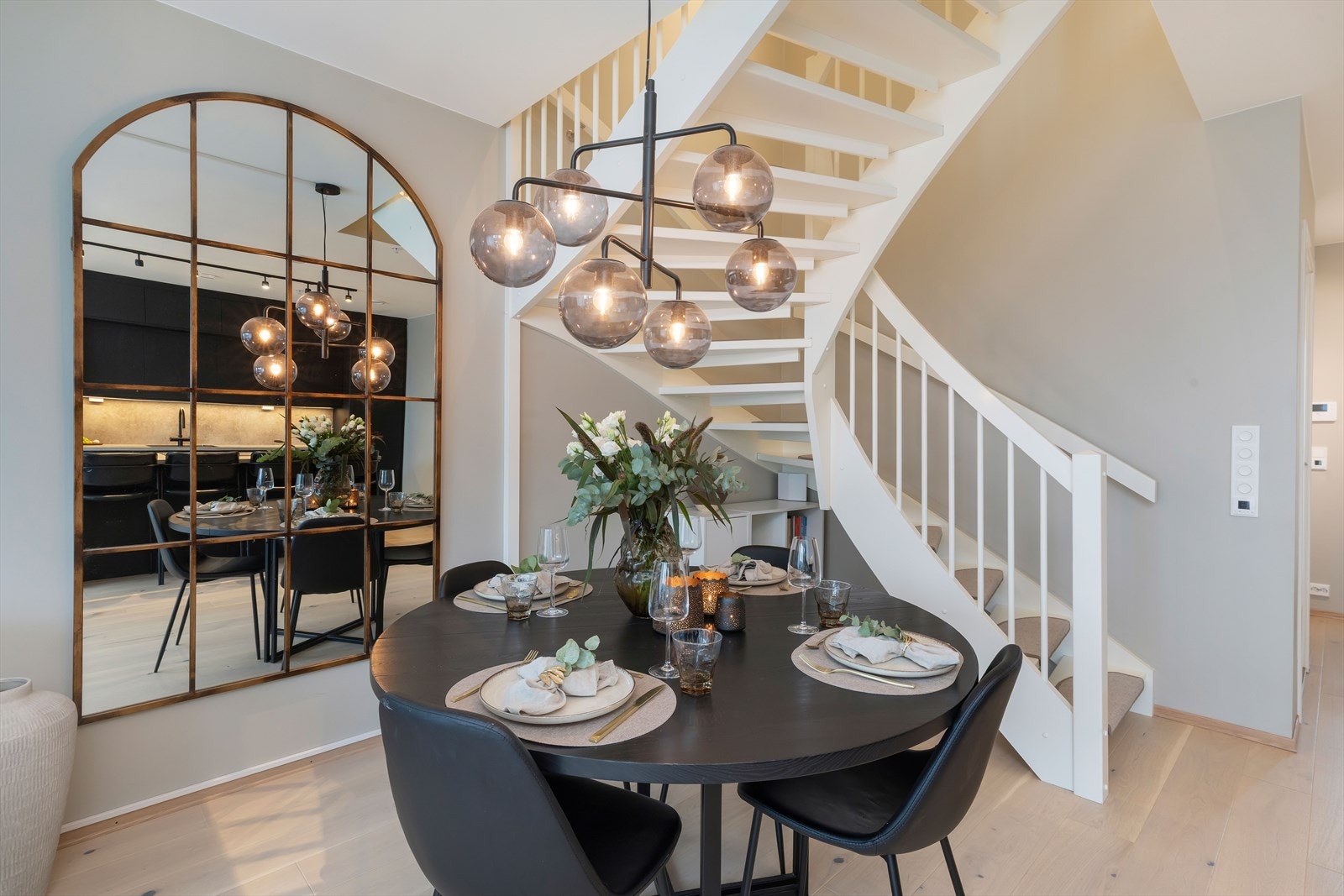 God plass til spiseplass i forlengelsen av kjøkken. Galleribilde