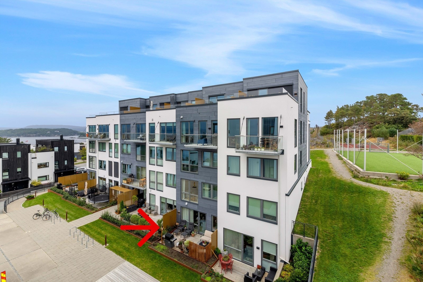 Dette er en flott og moderne townhouseleilighet over to plan med attraktiv beliggenhet på Dvergsnes. Galleribilde