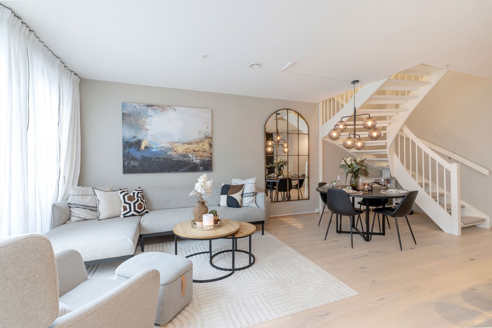 Legg merke til pen enstavs parkett i stue. Galleribilde