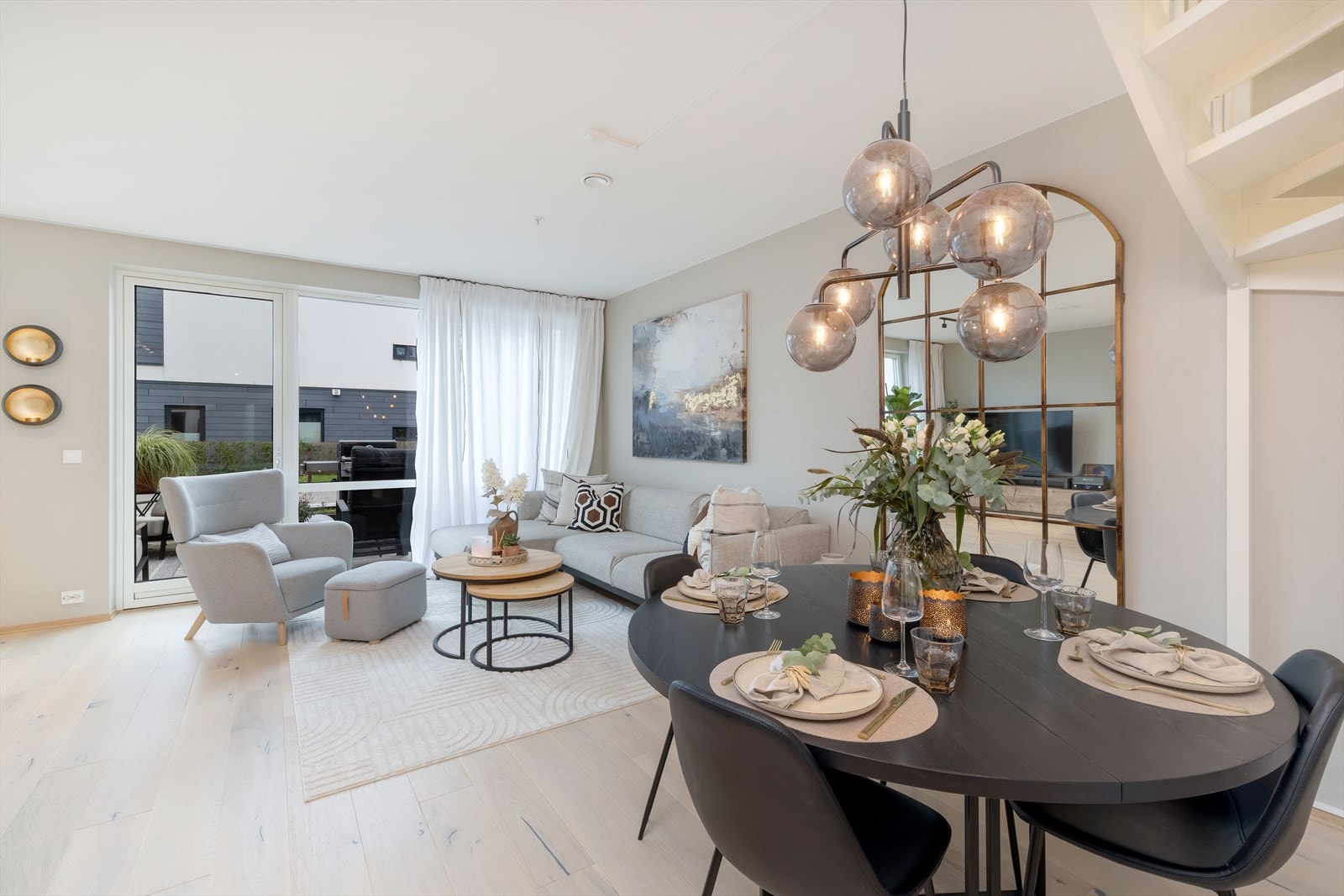 Lys og pen stue med adkomst til privat terrasse. Galleribilde