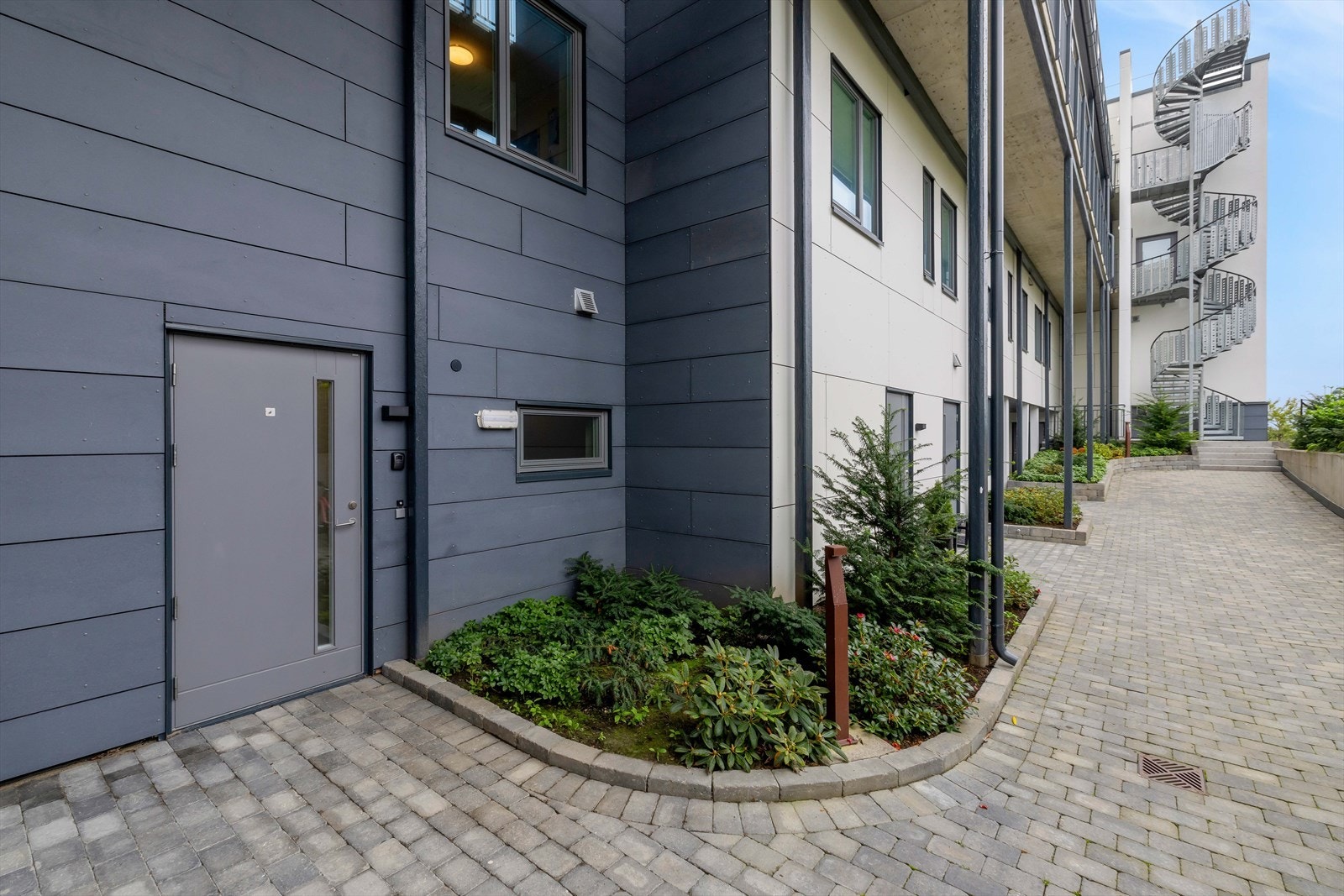 Leiligheten har eget inngangsparti fra bakgård. Bakgården er inngjerdet og stengt med port. Galleribilde