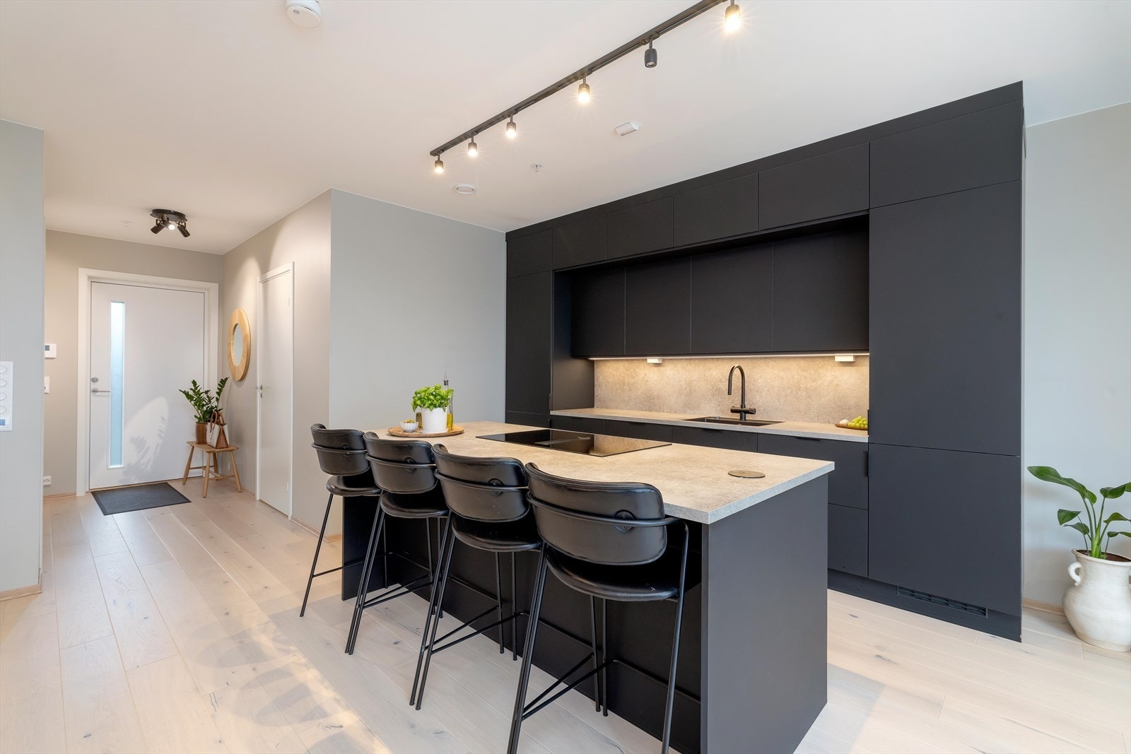 Boligen er utstyrt med et lekkert og påkostet kjøkken med gode arbeidsflater. Galleribilde