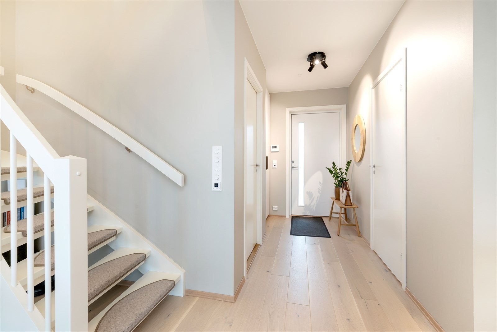 Lyst og pent inngangsparti med god takhøyde. Galleribilde