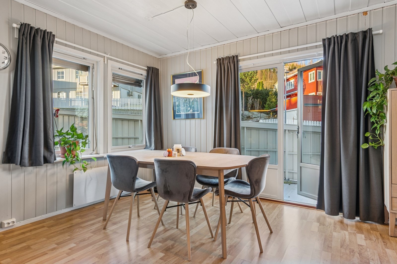 Det er god plass til fleksibel møblering, med mulighet for sofagruppe, TV-løsning og spisebord. Galleribilde