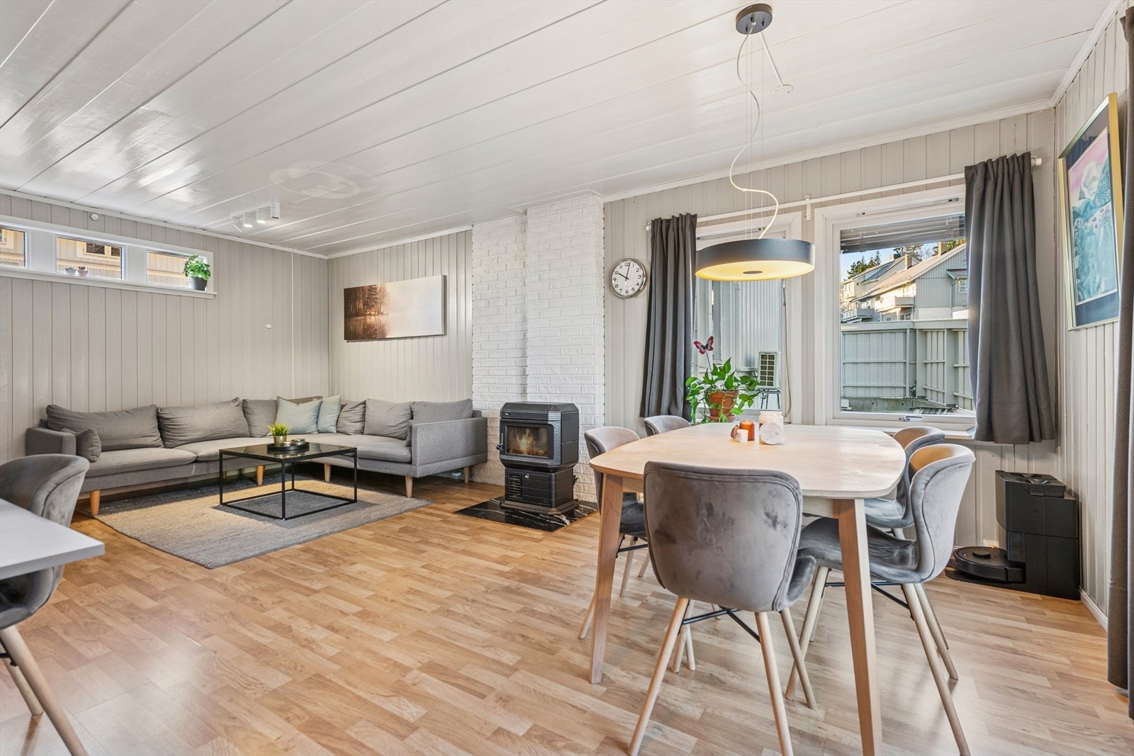 Boligen er oppgradert de siste årene, blant annet med nytt kjøkken, bad og deler av det elektriske anlegget i 2022. Galleribilde