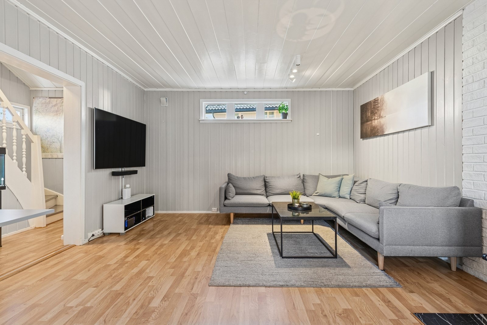 Oppholdsrommets utforming gir gode muligheter for naturlig soneinndeling. Galleribilde