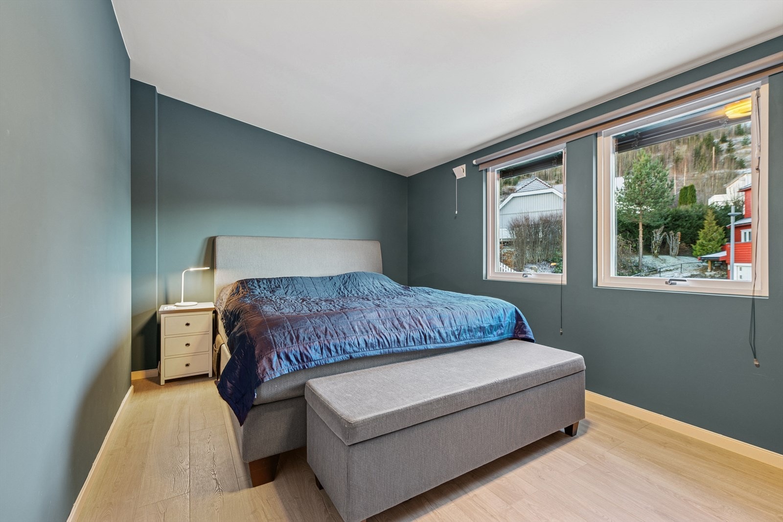 Boligen har tre soverom, alle praktisk plassert samlet på boligens øverste plan. Galleribilde