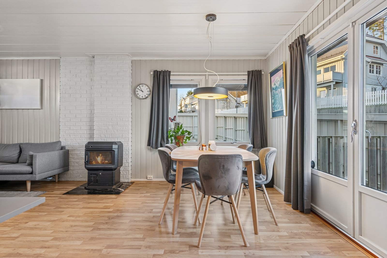 Store vindusflater slipper inn rikelig med dagslys og skaper en lys og luftig atmosfære. Galleribilde