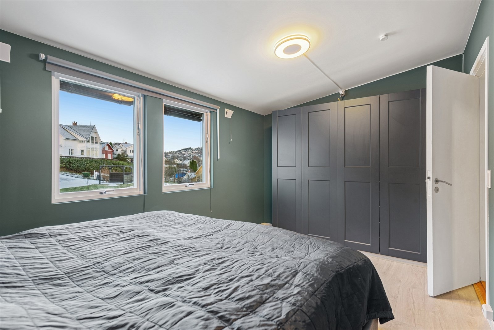 Hovedsoverommet har garderobeskap som gir praktisk oppbevaring og bidrar til et ryddig og organisert inntrykk. Galleribilde