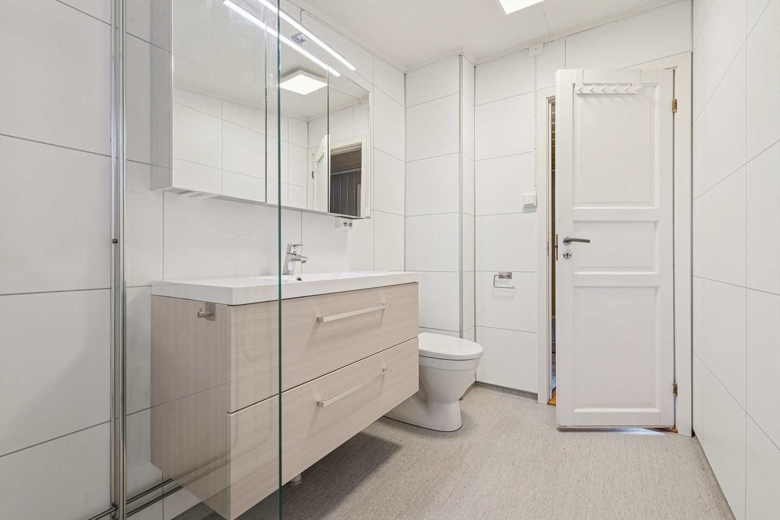 Badet ble oppgradert i 2022, med unntak av varmekablene i gulvet. Galleribilde