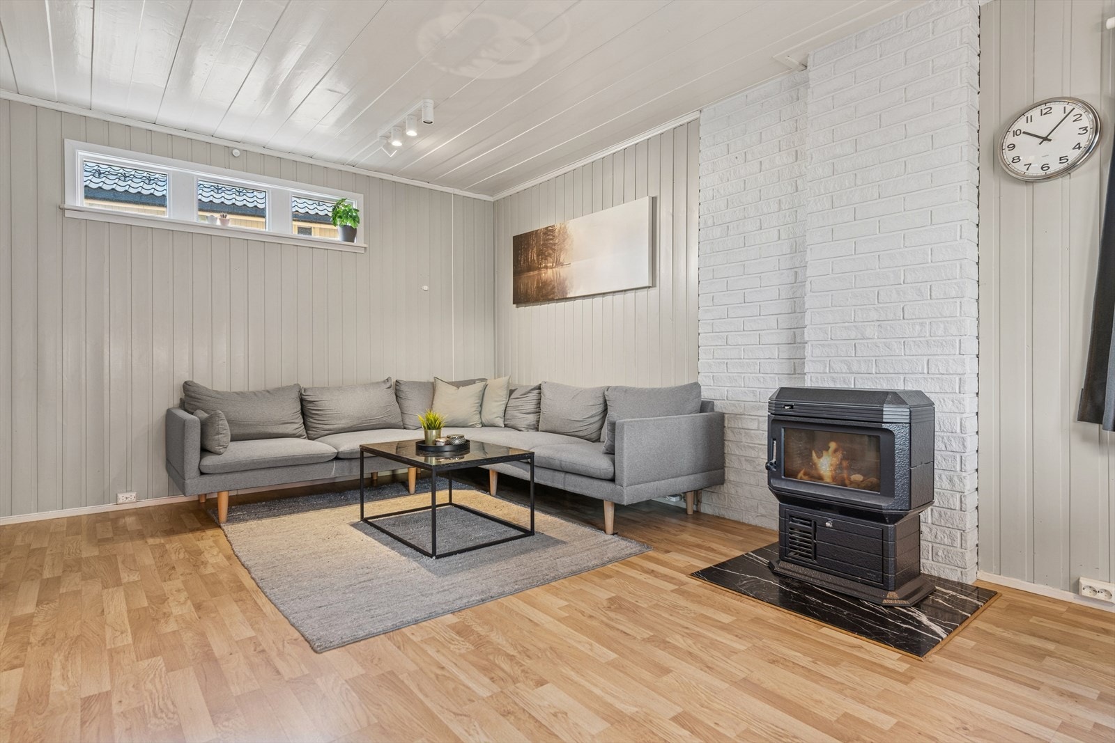 Stuen har en koselig vedovn som gir ekstra varme og skaper en lun atmosfære på kalde dager. Galleribilde