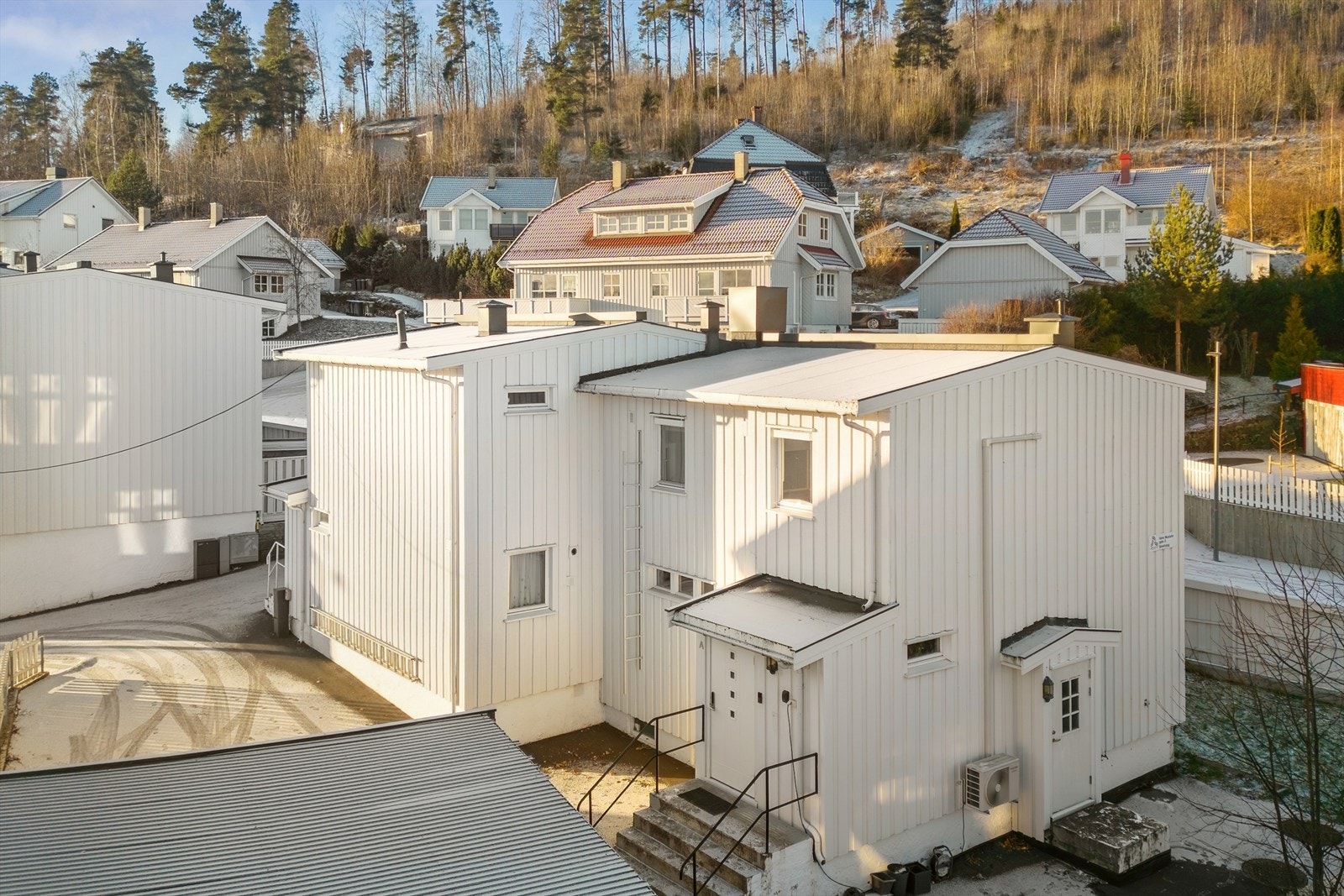 Boligen går over to etasjeplan og har en funksjonell planløsning med god romfordeling. Galleribilde