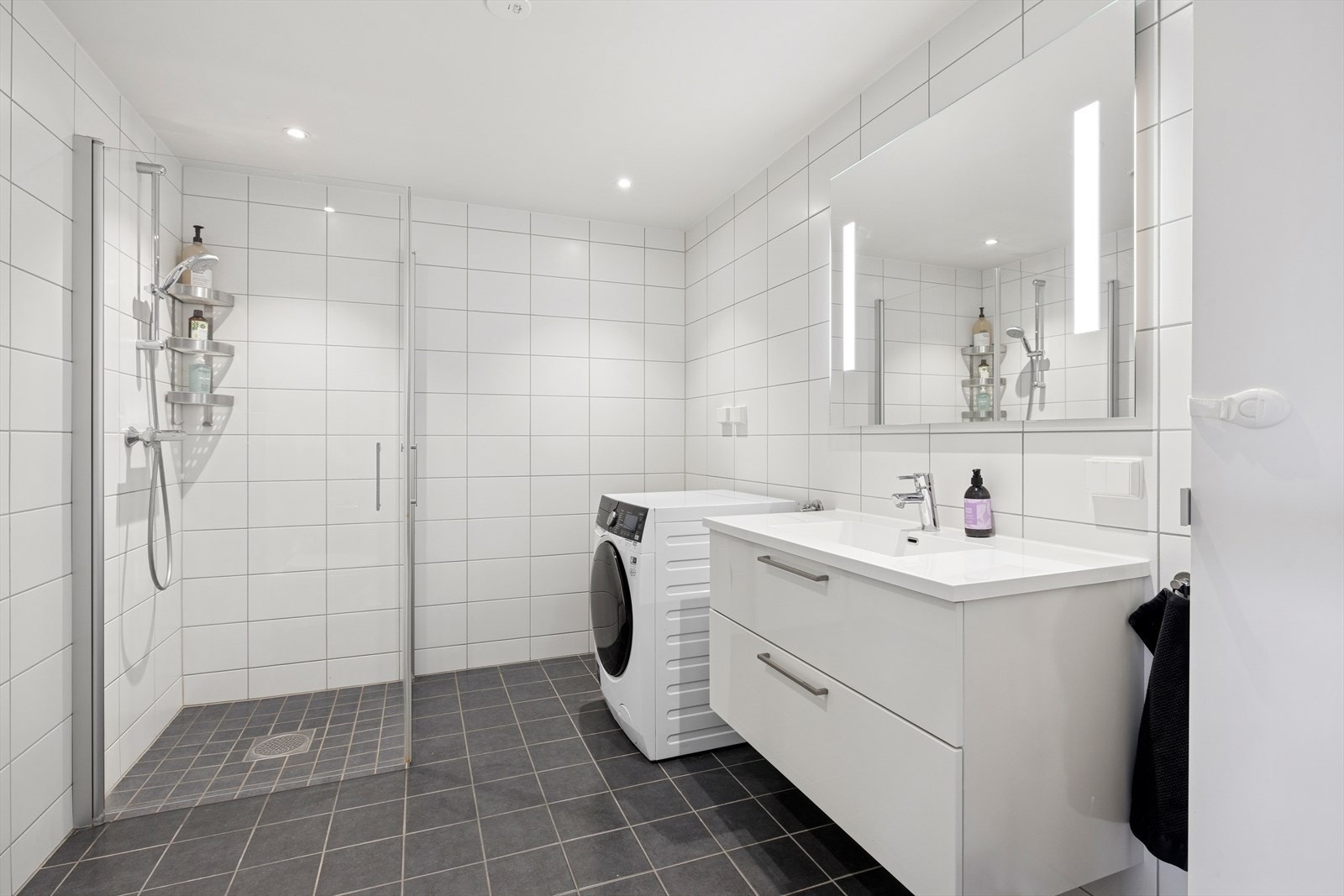 Leilighetens baderom er med fliselagte overflater på vegger og gulv. Galleribilde