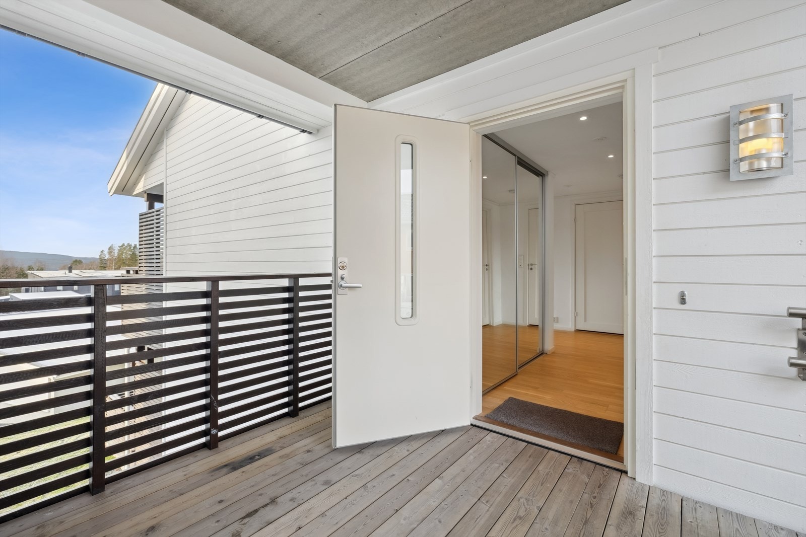 Utenfor inngangsdøren har du et hyggelig inngangsparti. Galleribilde