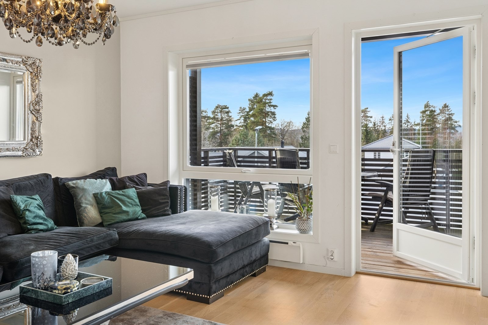 Fra stuen har du utgang til terrassen som en fin forlengelse av stuen. Galleribilde