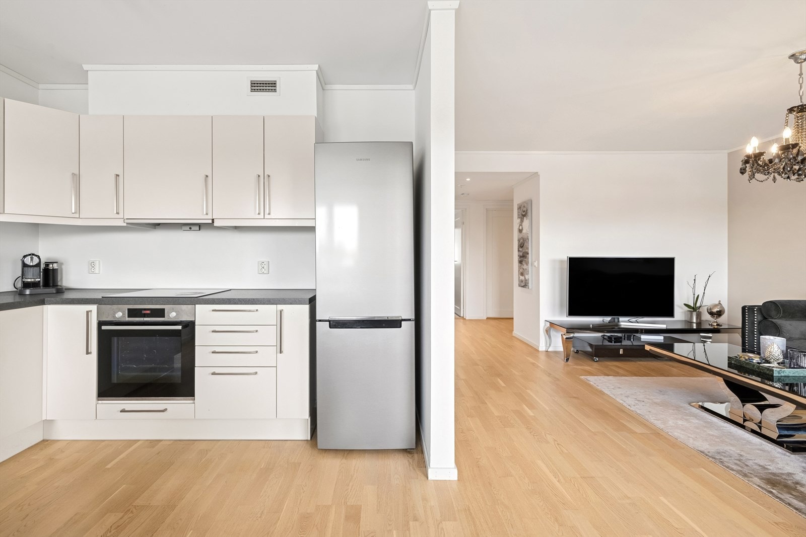 Gulvet i rommet er lagt med parkett. Galleribilde