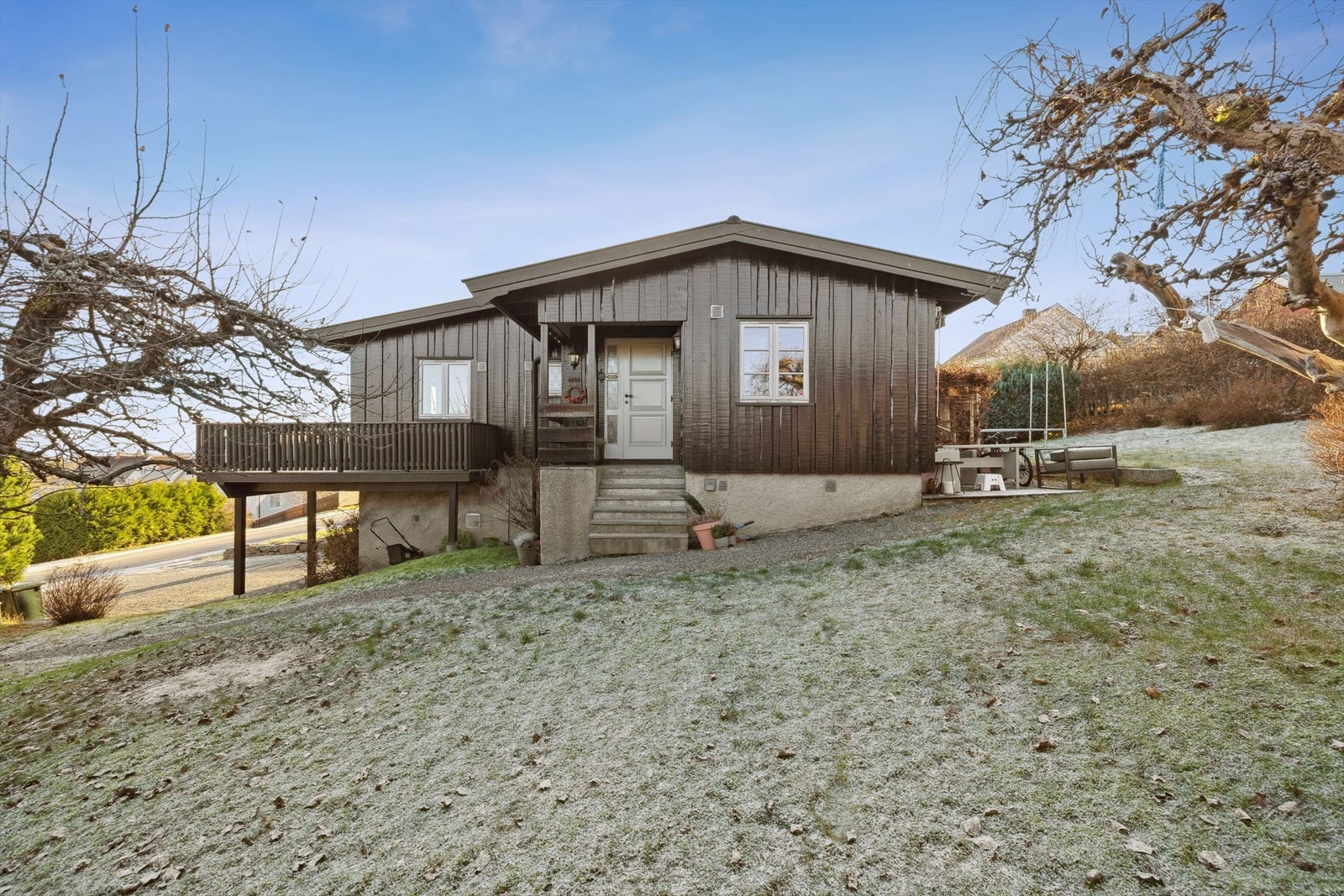 Tomten er eiet og er opparbeidet med gressplen, beplantning og prydbusker. Galleribilde