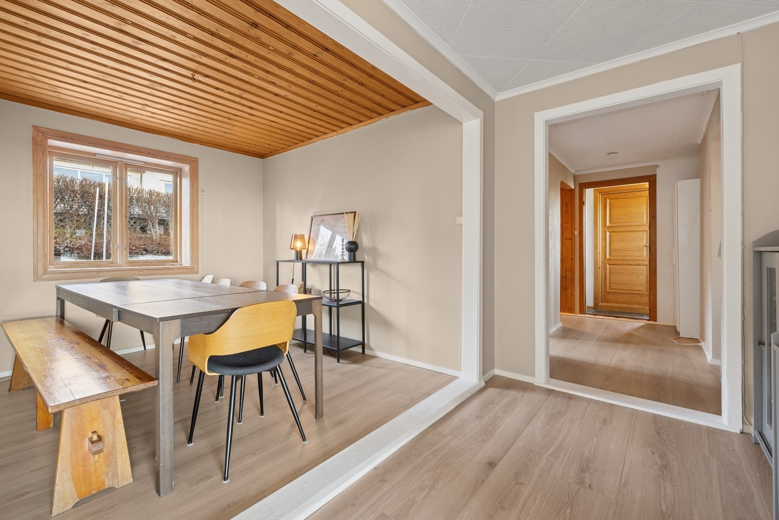 Det er også god plass til spisebord i stuen da et opprinnelig soverom er tatt inn i denne delen. Galleribilde