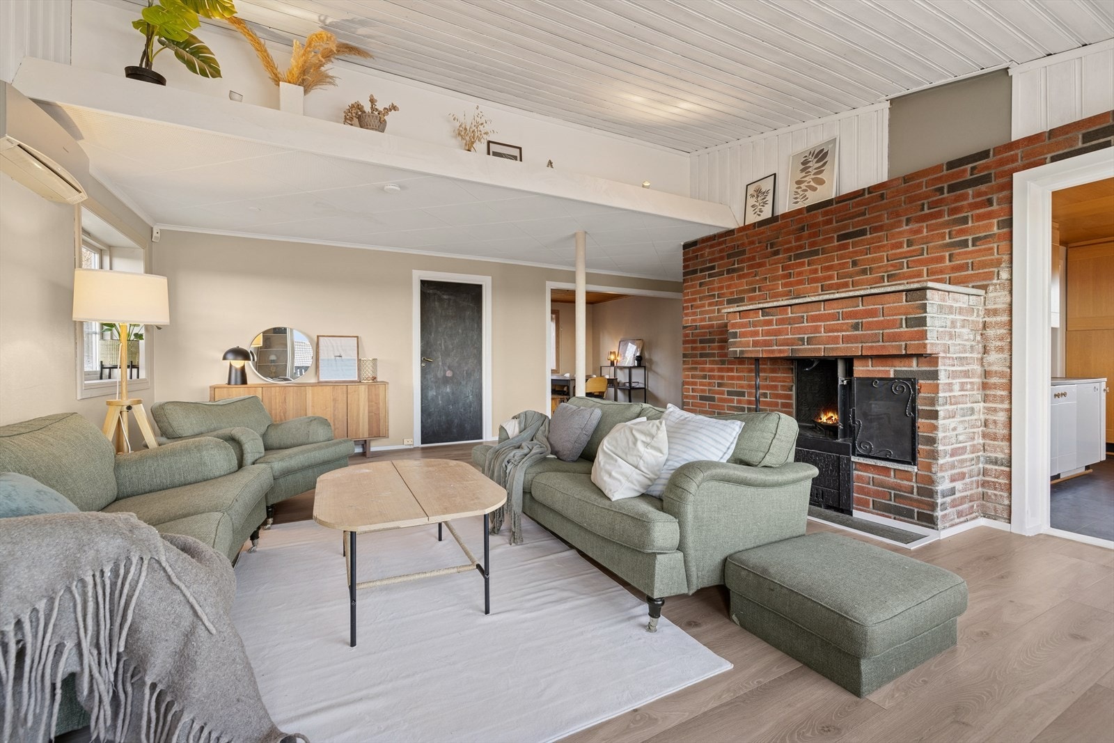 Stuens størrelse og utforming gir flere møbleringsmuligheter. Galleribilde