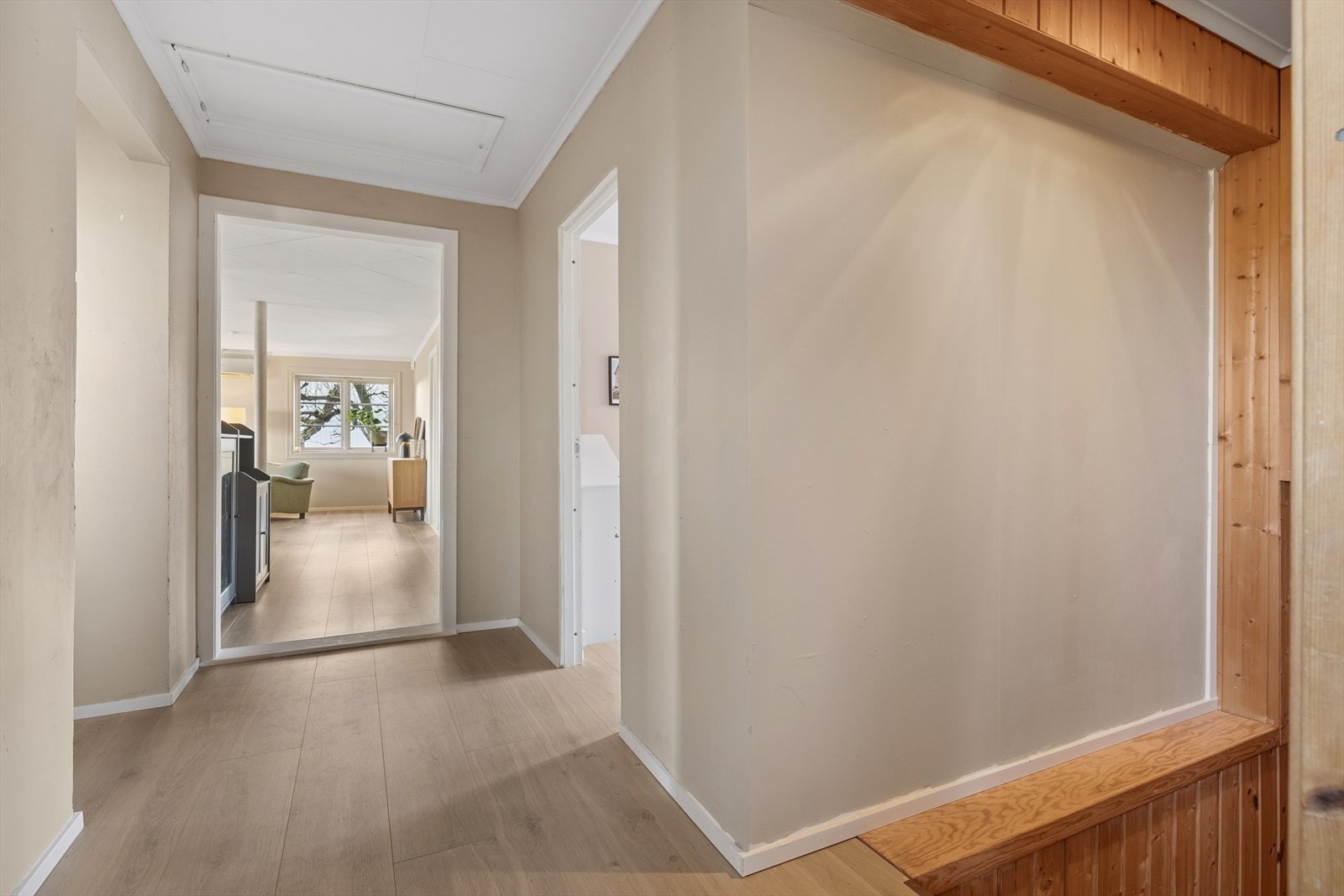 Velkommen inn! Lys og romslig hall med adkomst til loft, underetasje og alle rom i hovedetasjen. Galleribilde