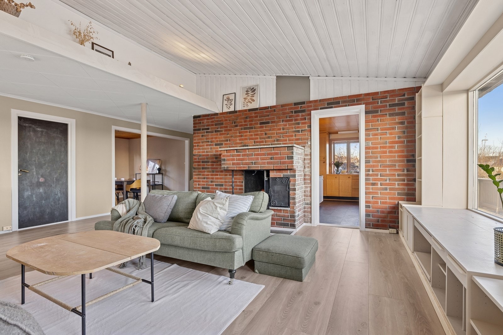 I tilknytning til stuen finner man kjøkkenet og en spisestue. Galleribilde