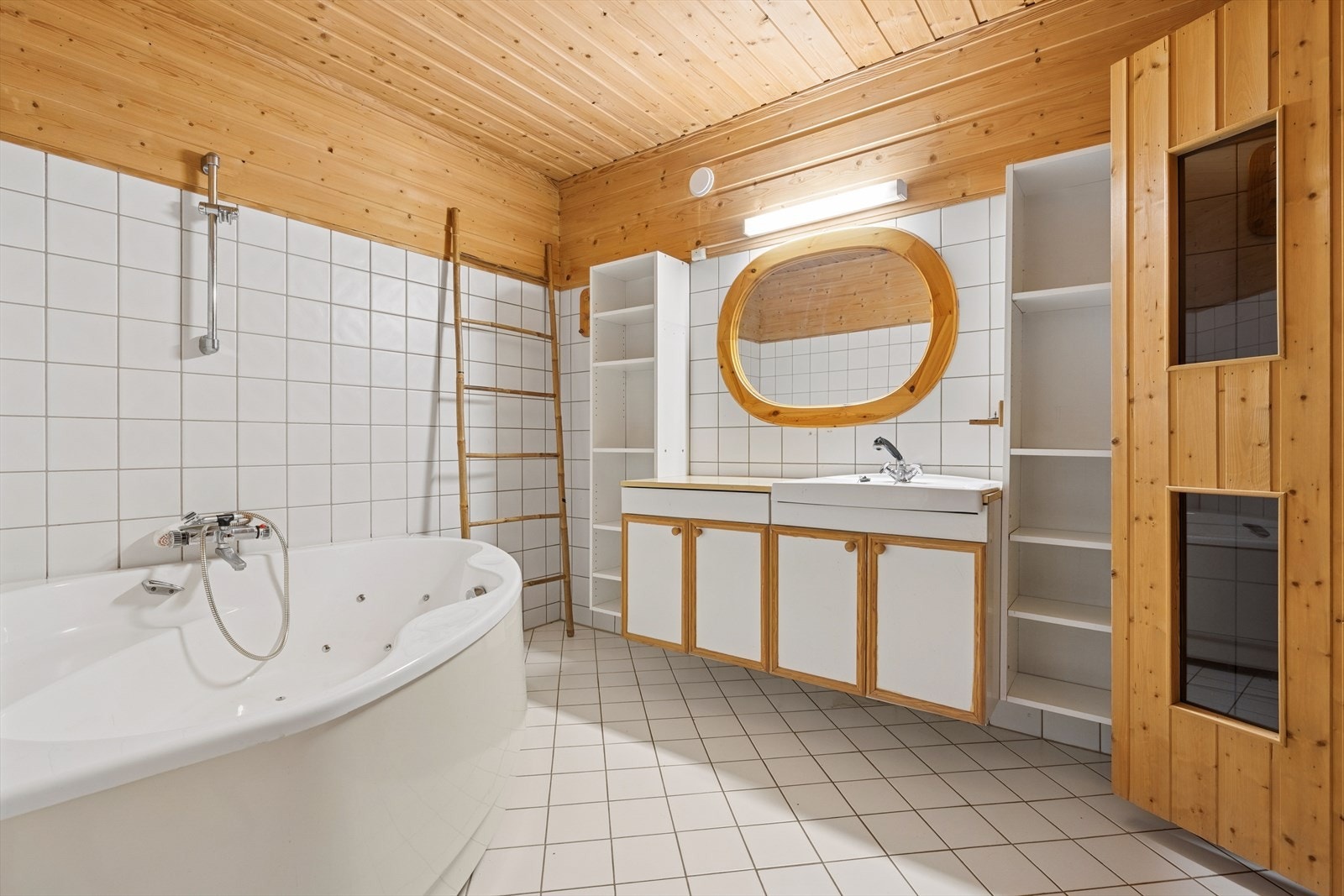 Badet i underetasjen er av eldre årgang og vurderes å ha behov for oppgradering og rehabilitering. Galleribilde