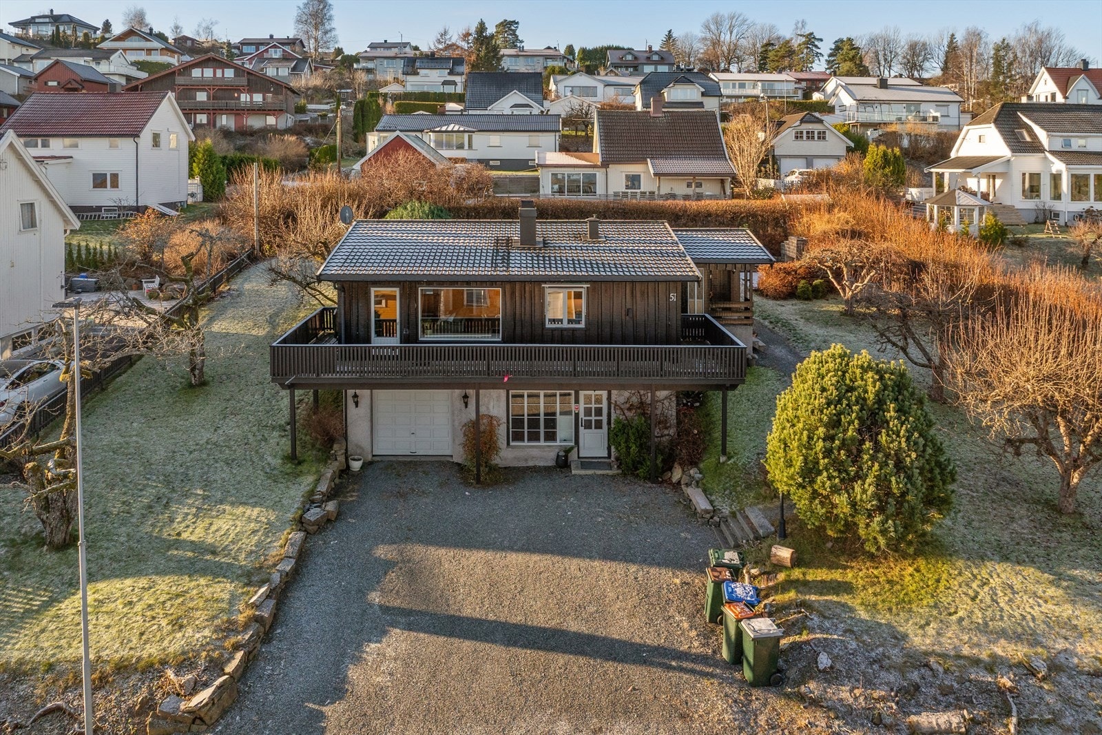 Innholdsrik enebolig med ettertraktet beliggenhet og pent opparbeidet tomt. Det er god plass til parkering av flere biler da boligen er utstyrt med stor gårdsplass i tillegg til garasje. Galleribilde
