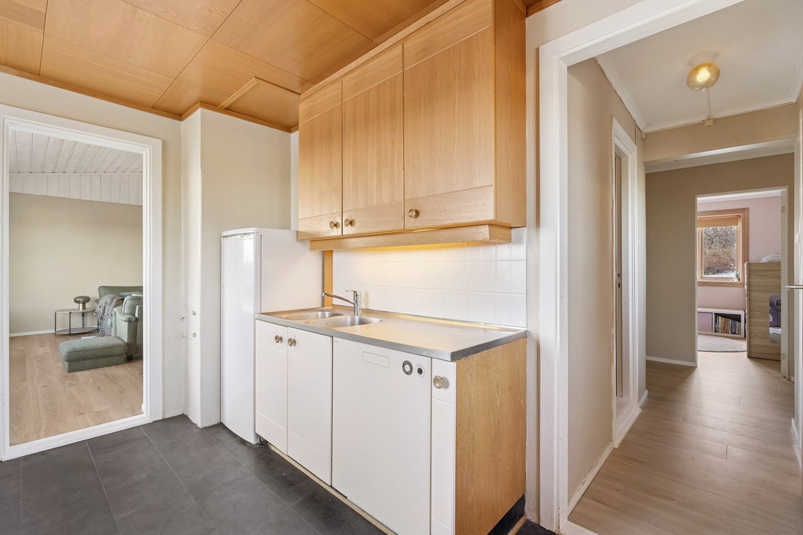 . Rommet er pent gjennomført i en lys fargepalett og har store vinduer som sikrer godt med dagslys og den fine utsikten. Det er fin plass til et mindre spisebord. Galleribilde