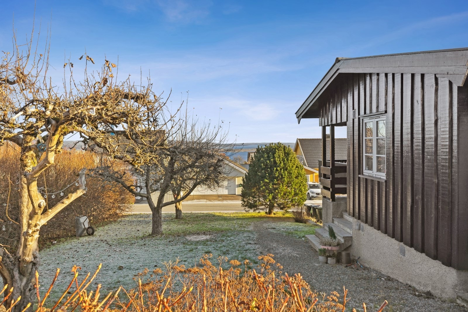 Hyggelig, velstelt hage med fin utsikt. Galleribilde