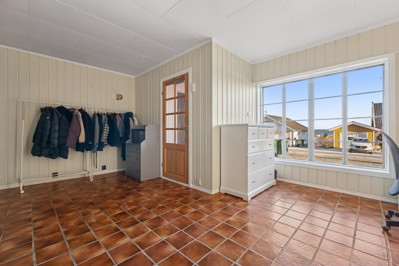 Rommet har god plass, store vinduer og egen inngangsdør fra gårdsplass. Galleribilde