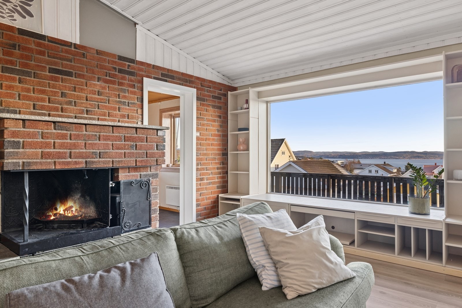 Stuen har gode lysforhold fra de store vindusflatene. Galleribilde