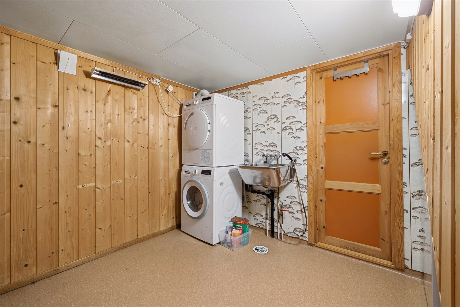 Vaskerommet er gjennomført med belegg på gulvet, samt panel og tapet på veggene. Rommet er innredet med opplegg for vaskemaskin og utslagsvask, og har behov for modernisering og rehabilitering. Galleribilde
