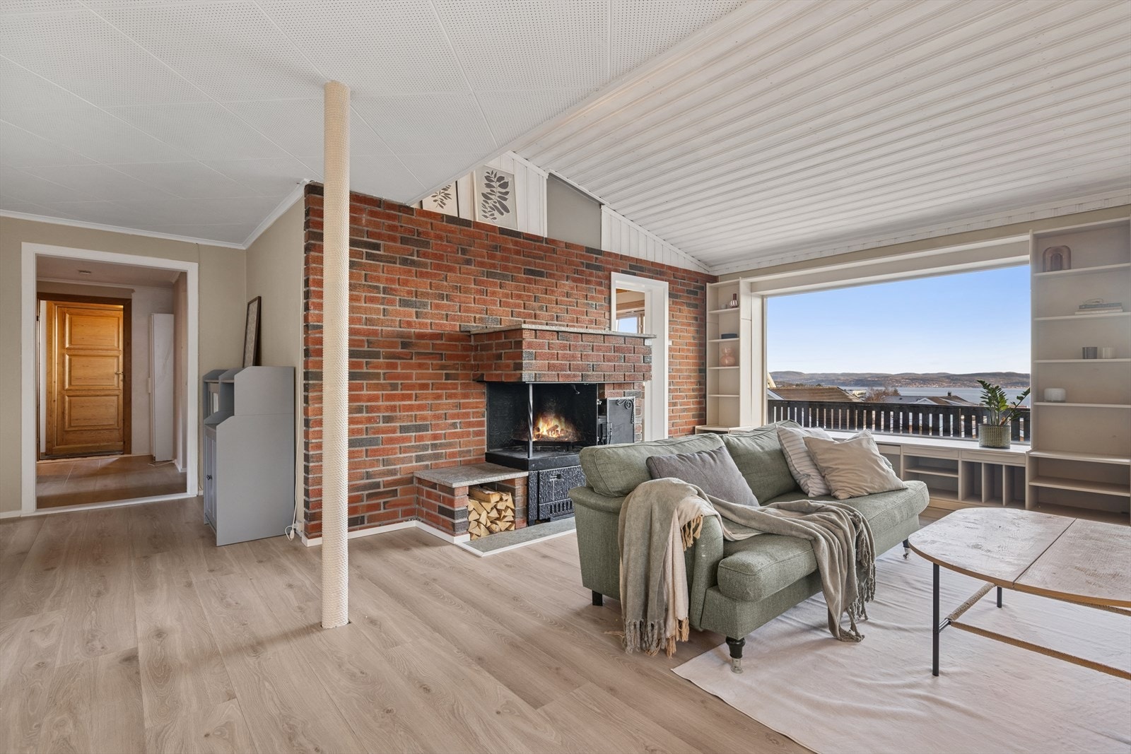 Romslig stue og spisestue med mange møbleringsmuligheter og luftig takhøyde som gir rommet et særegent preg. Galleribilde