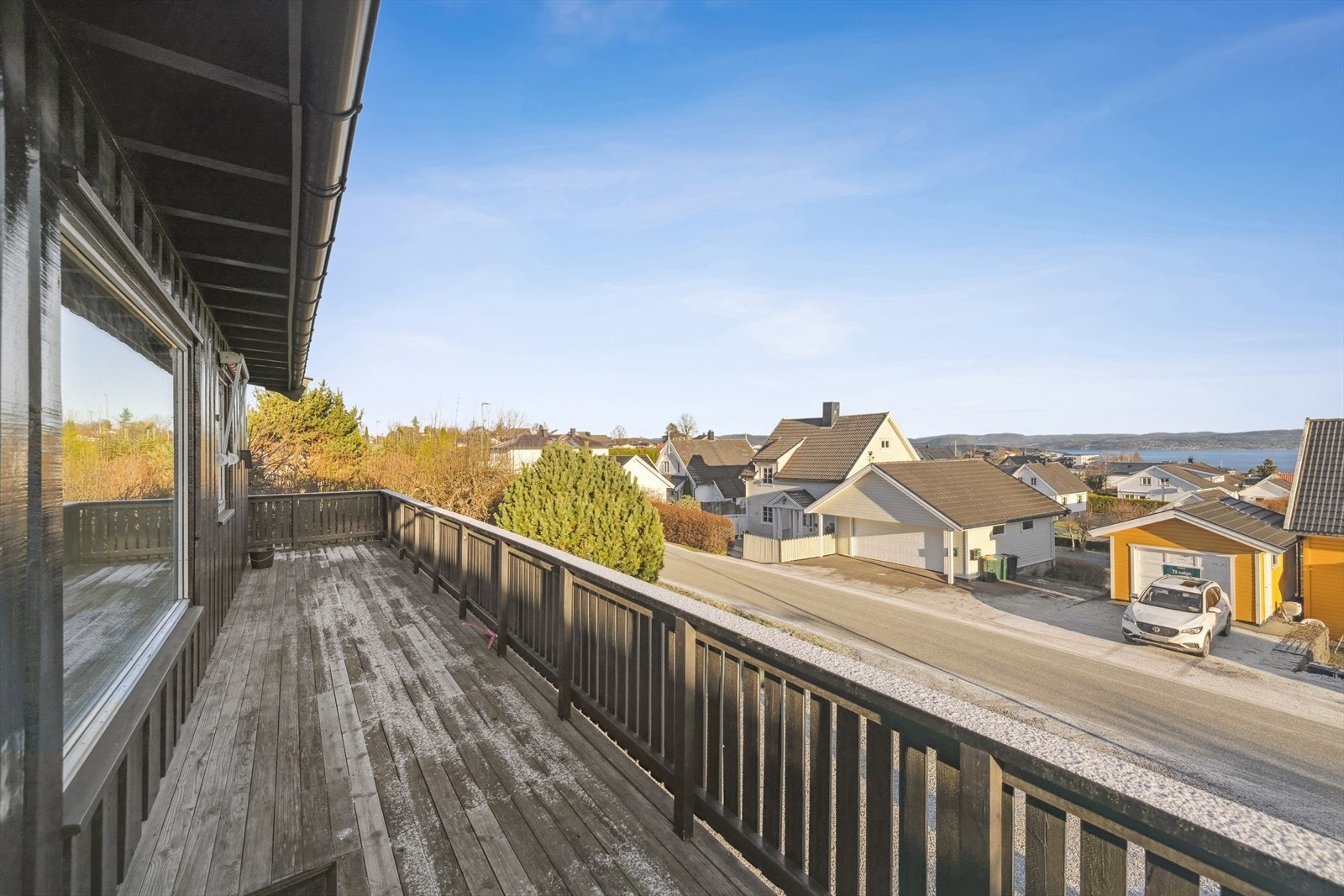Fra stuen er det utgang til et koselig terrasseområde som har fin plass til bord med tilhørende stoler, samt fin utsikt mot fjorden. Her kan morgenkaffen nytes til flotte soloppganger. Galleribilde