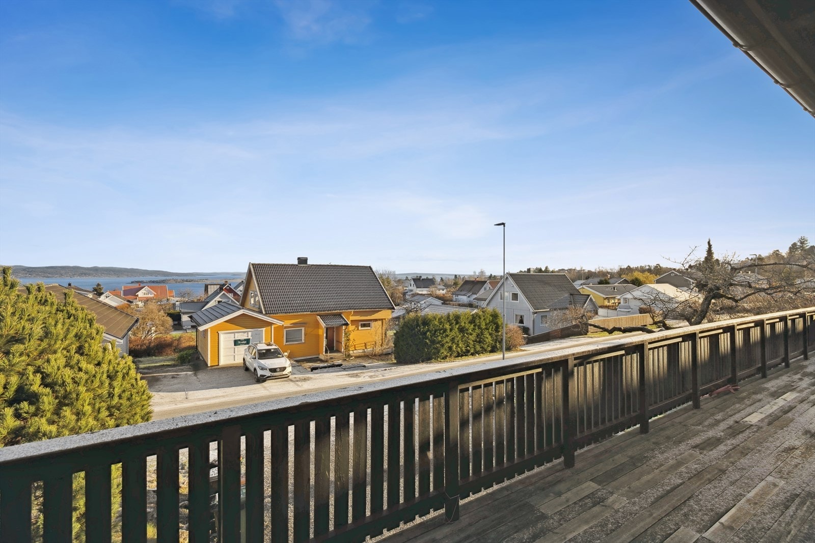 Det er fin utsikt mot fjorden balkongen i 1. etasje. Galleribilde