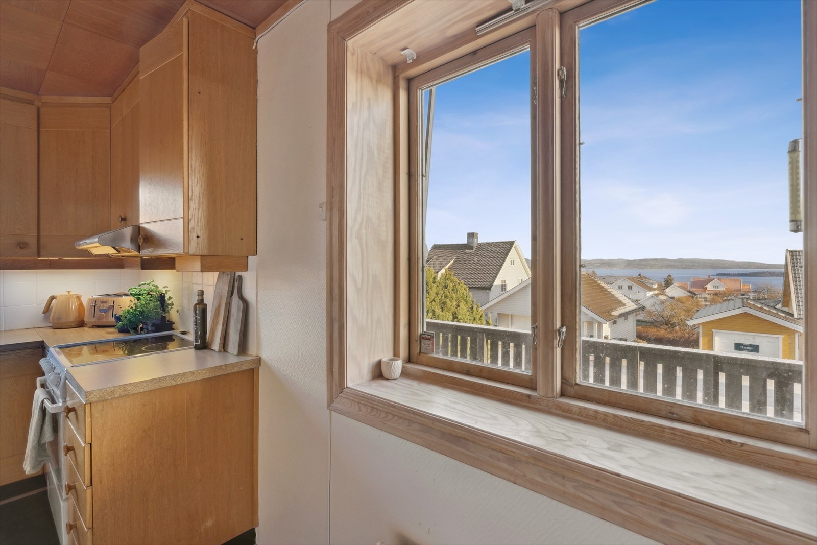 Det er plass til spisebord ved kjøkkenvinduet. Galleribilde