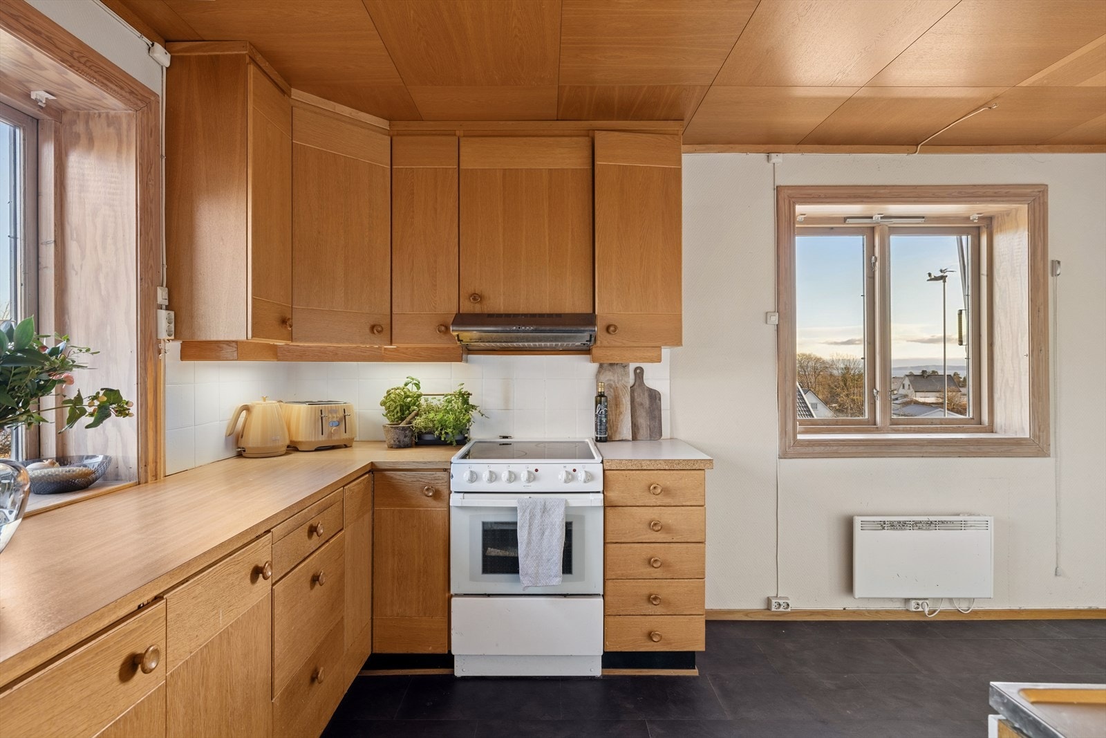 Kjøkkenet er lokalisert i eget rom og har adkomst fra stuen og hallen i hovedetasjen. Galleribilde