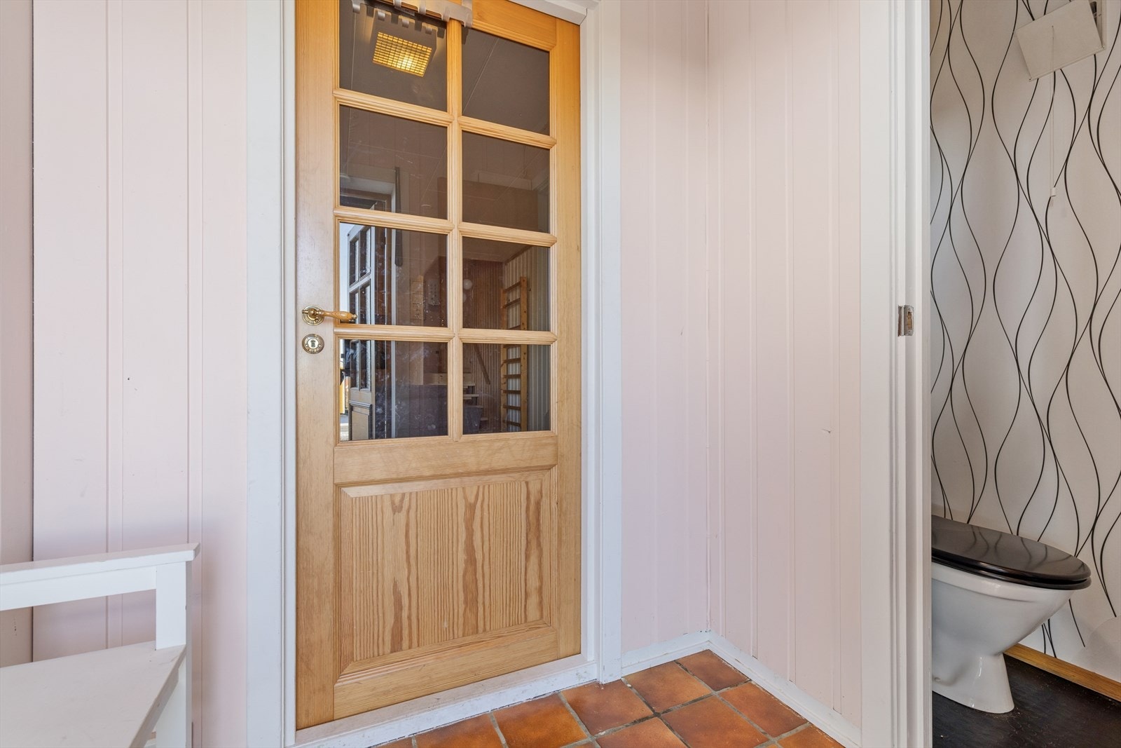 Praktisk plassert toalettrom med adkomst fra vindfanget i underetasjen. Galleribilde