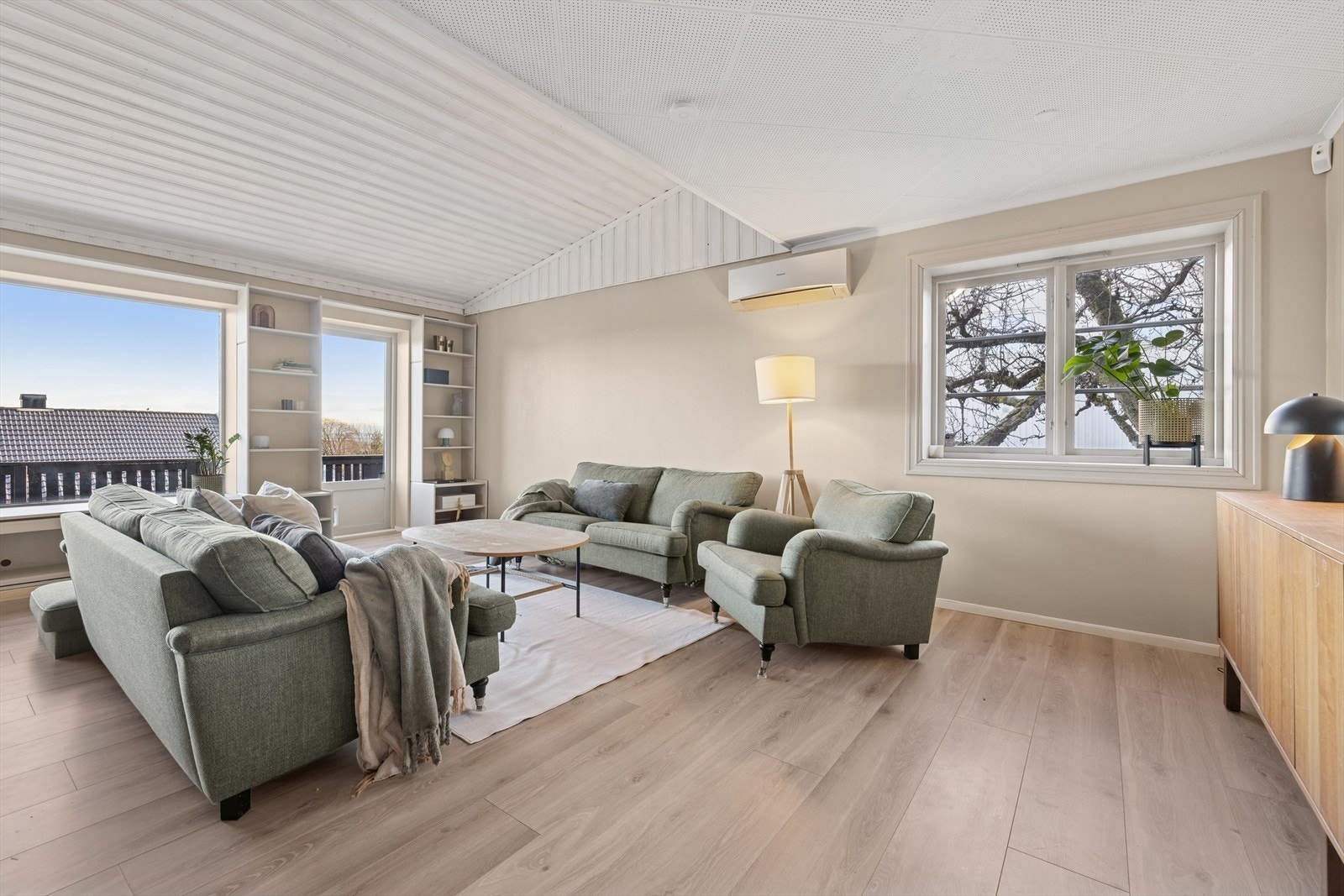 Stuen har flere store vinduer og terrassedør med glass som slipper inn godt med dagslys og sikrer den fine fjordutsikten. Galleribilde