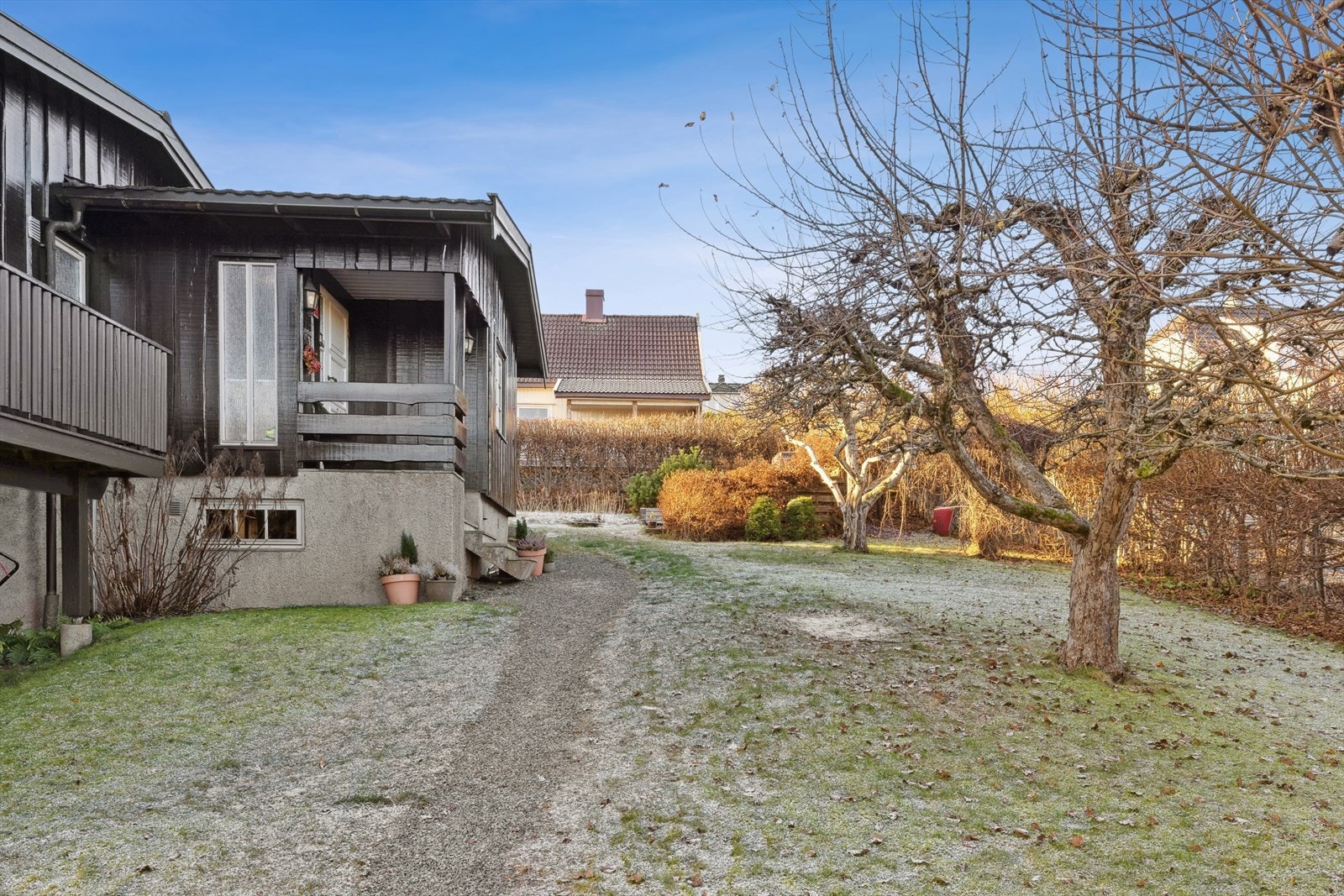 Fra gårdsplassen er det anlagt en gruset gangvei som tar deg til hageområdet og inngangspartiet. Galleribilde