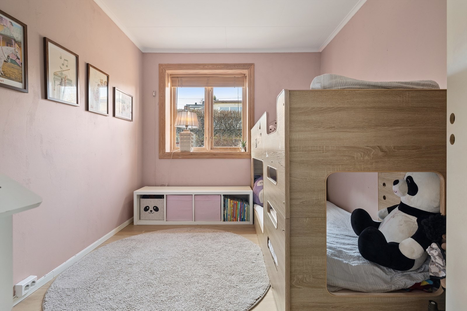 Rommene er lyse og luftige med god plass til seng med tilhørende nattbord og ønskede garderobeløsninger. På bakgrunn av rommenes gode størrelser er det et allsidig brukspotensial, hvor disse kan benyttes som f.eks. barnerom, gjesterom og bibliotek. Galleribilde