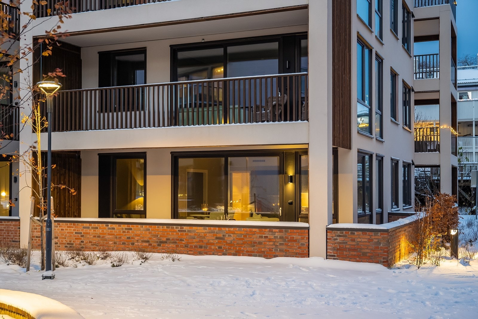 Terrassen strekker seg rundt hjørnet på leiligheten, noe som gir ekstra god plass til møbler, en grill og kanskje en putekasse. Galleribilde