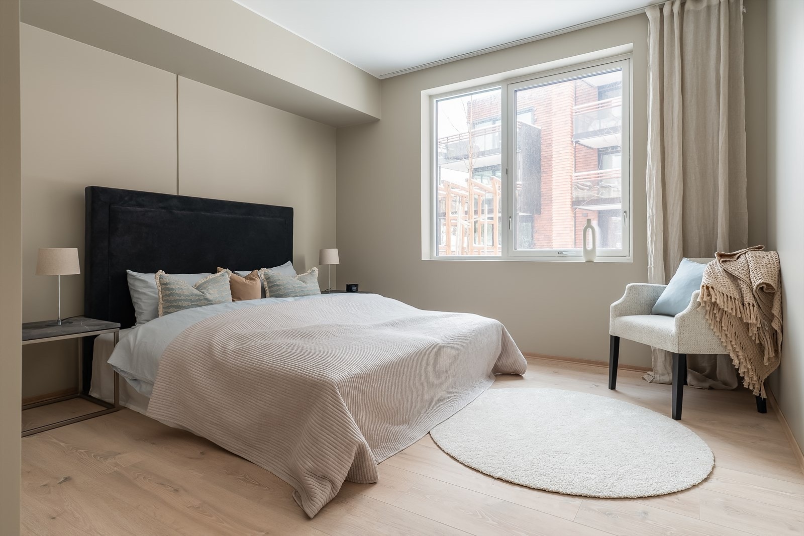 Hovedsoverommet er tilbaketrukket fra stuen og det er dør mellom stue og soveromsfløyen. Du vil sette pris på det store hovedsoverommet - her er det god plass til garderobeskap, i tillegg til at du har din private walk-in garderobe og bad. Galleribilde