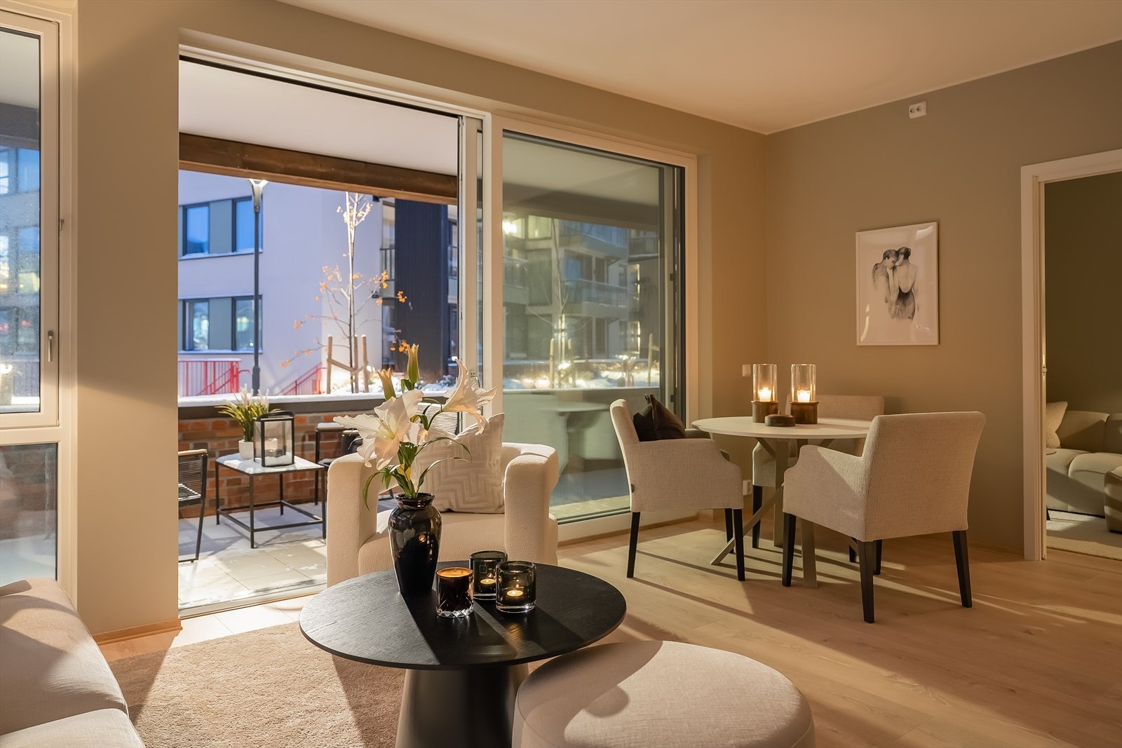 Fra stuen er det bred skyvedør uten til den store terrassen på hele 24,5 kvm. Galleribilde