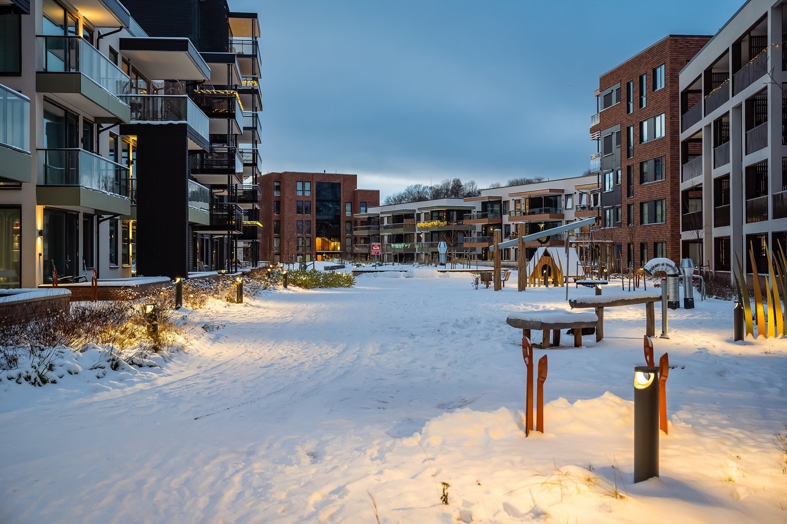 To etasjer over gatenivået ligger det fenomenale parkanlegget. Her er det rikelig med sittebenker, store plenarealer for soling eller piknik og noen lekeapparater Galleribilde