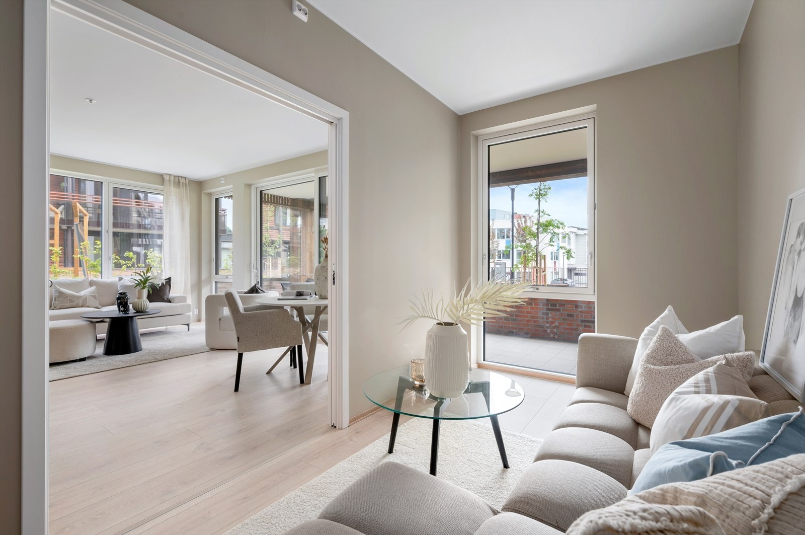 Her kan du f.eks. henge TV på veggen til høyre for døråpningen og eventuelt ha en sjeselong med speilvendt løsning. Galleribilde